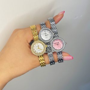 ساعت ساده دور نگین