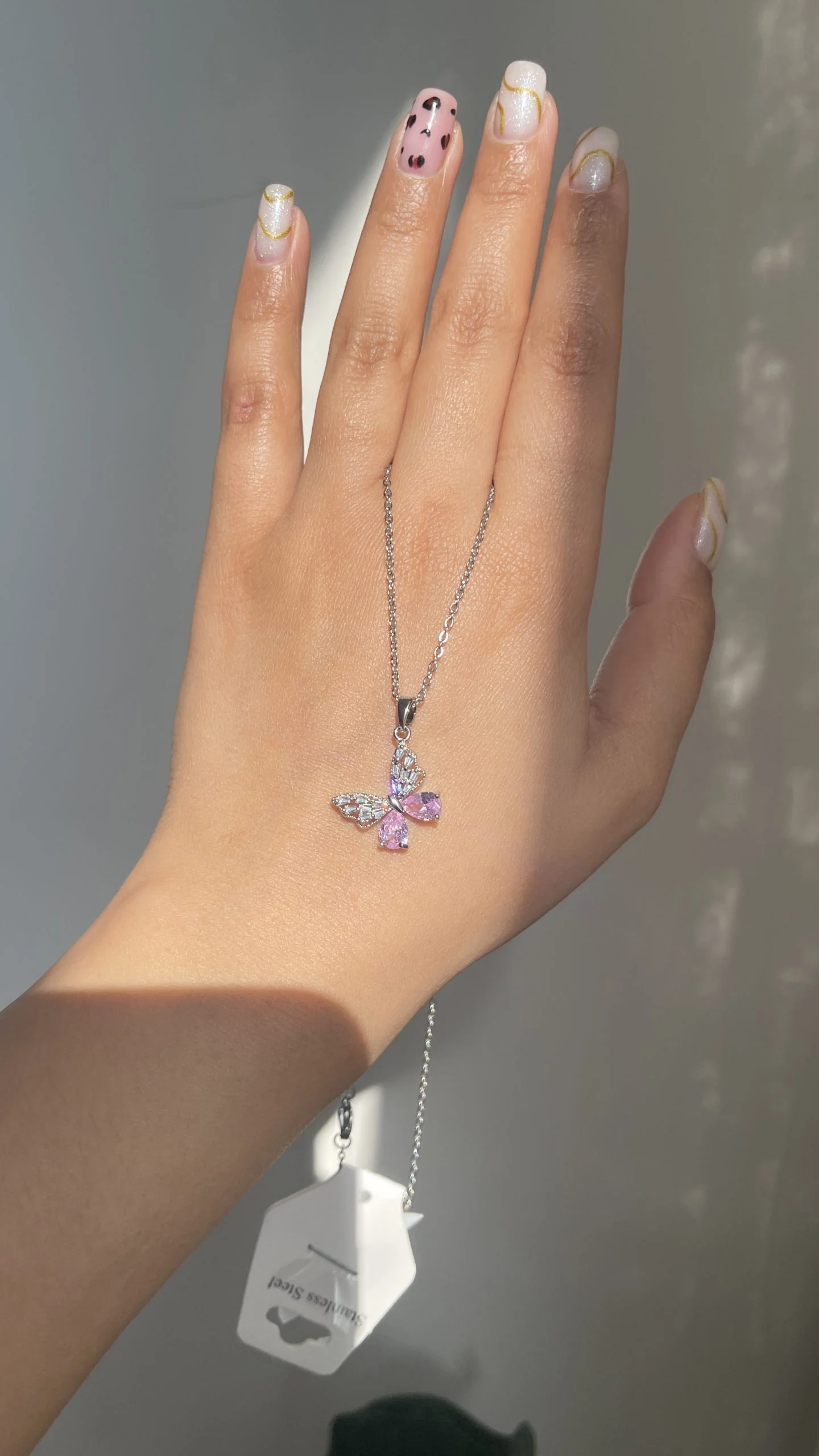 گردنبند پروانه صورتی